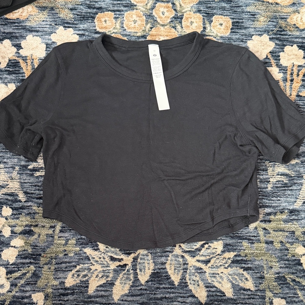 Lululemon Black Women's Crop Curve Hem Top